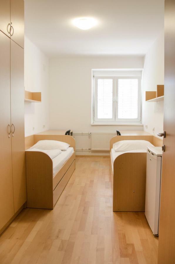 Hostel Rozna Dolina Любляна Екстериор снимка