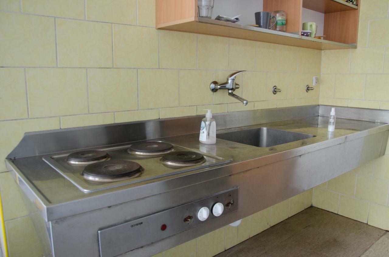 Hostel Rozna Dolina Любляна Екстериор снимка
