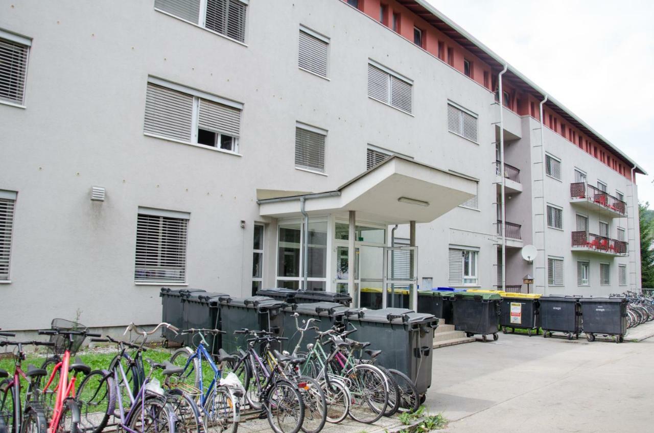 Hostel Rozna Dolina Любляна Екстериор снимка