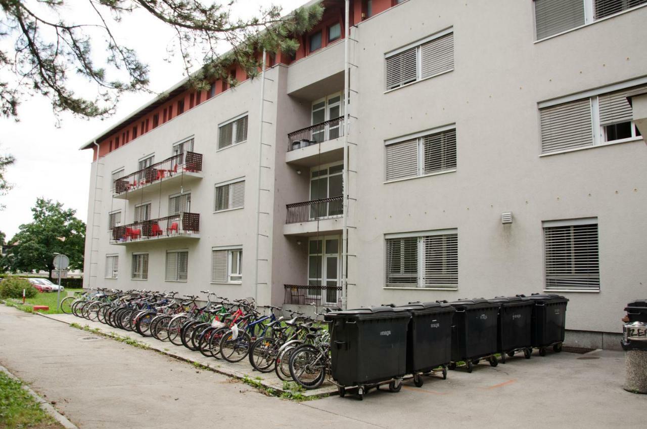 Hostel Rozna Dolina Любляна Екстериор снимка