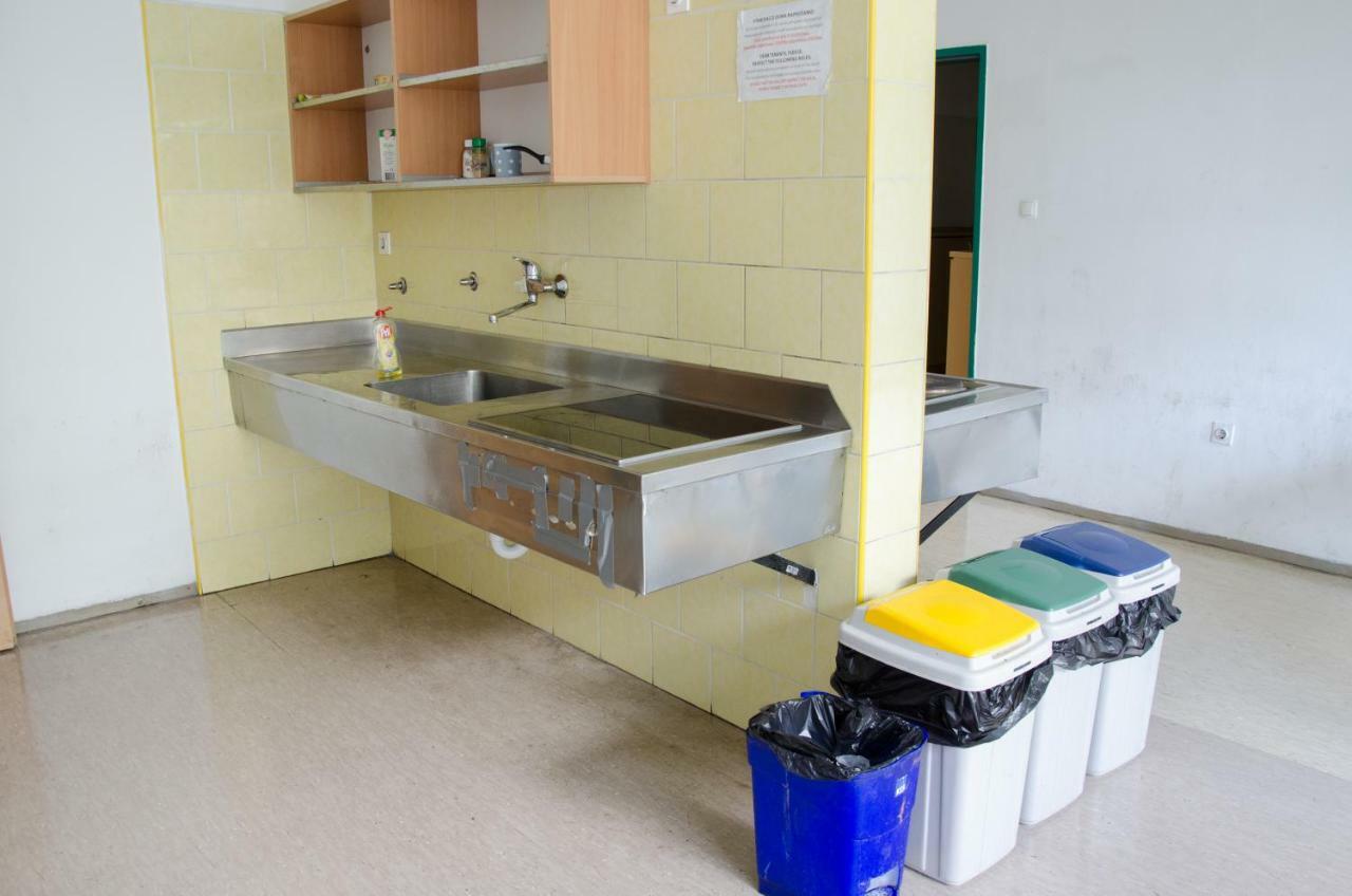 Hostel Rozna Dolina Любляна Екстериор снимка