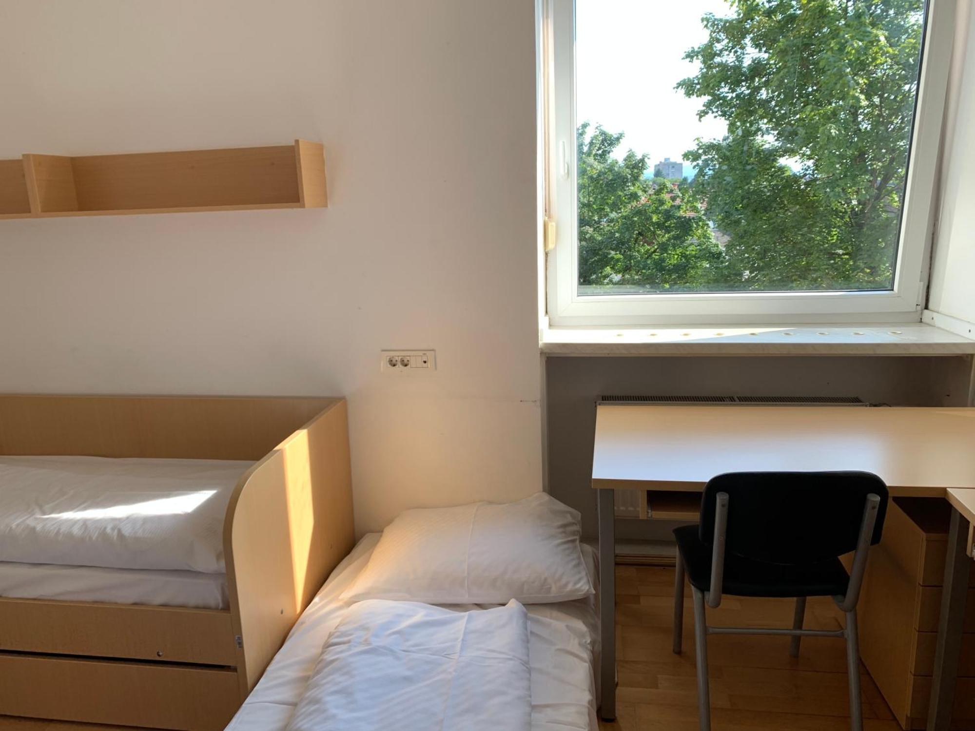 Hostel Rozna Dolina Любляна Екстериор снимка